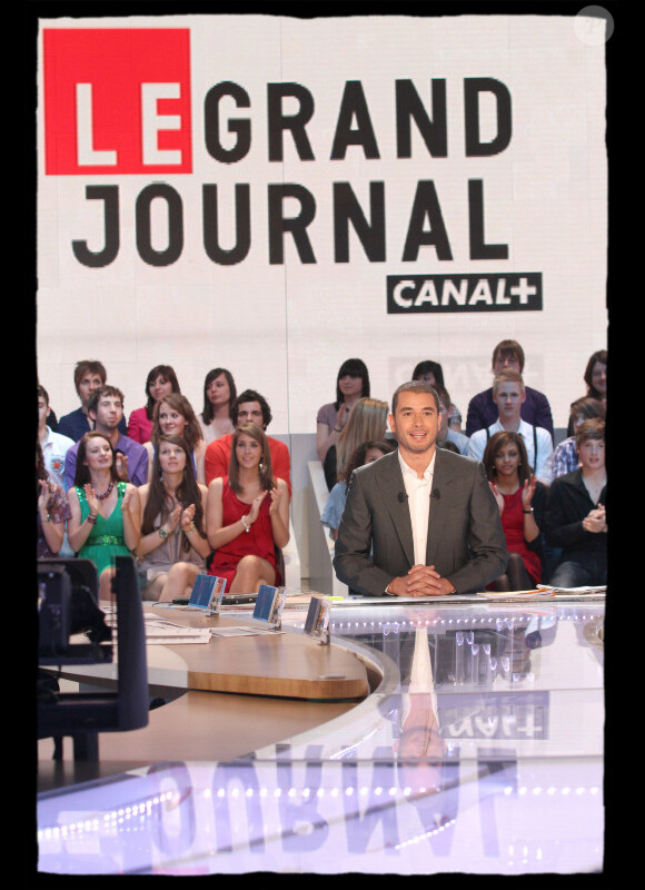 Ali Baddou sur le plateau du Grand Journal sur Canal + en avril 2011 
