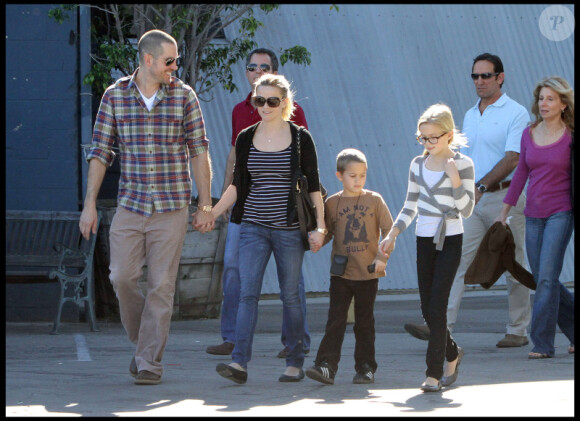 Reese Witherspoon en balade avec ses enfants et son Jim Toth en décembre 2010