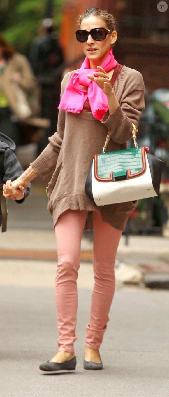 Sarah Jessica Parker opte pour la couleur ! Du rose, du saumon et du beige... Il y a comme une douce odeur d'été ! New York, 23 mai 2011