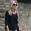 Kate Moss est une icône de mode toujours au top ! Petit jean slim, veste noire et magnifiques escarpins... Rien à dire ! Un look simple mais efficace ! Londres, 23 mai 2011