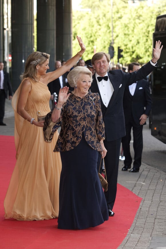 La princesse Maxima des Pays-Bas lors de la célébration de son 40e  anniversaire à Amsterdam le 27 mai 2011, avec son époux le prince Willem  Alexander et sa belle-mère la reine Beatrix