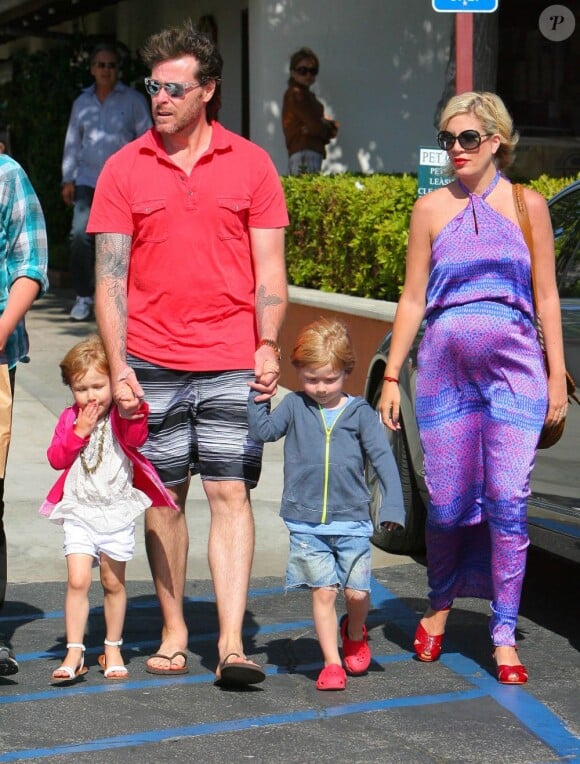 Tori Spelling, son époux Dean McDermott et leurs enfants Liam et Stella font une balade au centre commercial Country Mart à Malibu, le 28 mai 2011.