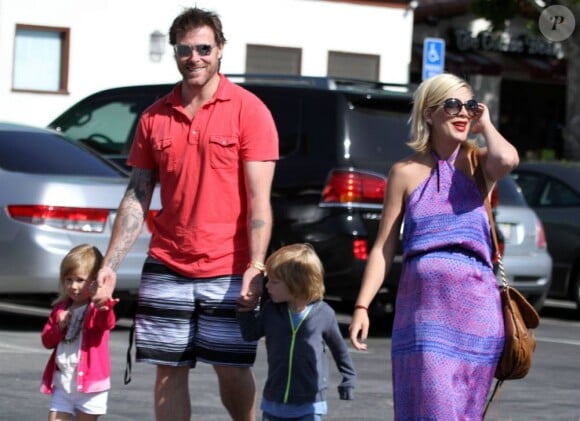 Tori Spelling et son époux Dean McDermott se promènent avec leurs enfants Liam et Stella au centre commercial Country Mart à Malibu, le 28 mai 2011.