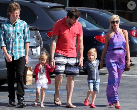 Tori Spelling, son époux Dean McDermott, leurs enfants Liam et Stella, et Jack, le fils aîné de Dean McDermott, se rendent au centre commercial Country Mart à Malibu, le 28 mai 2011.