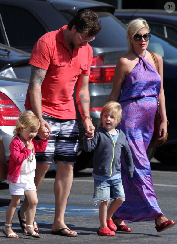 Tori Spelling et son époux Dean McDermott emmènent leurs enfants Liam et Stella au centre commercial Country Mart à Malibu, le 28 mai 2011.