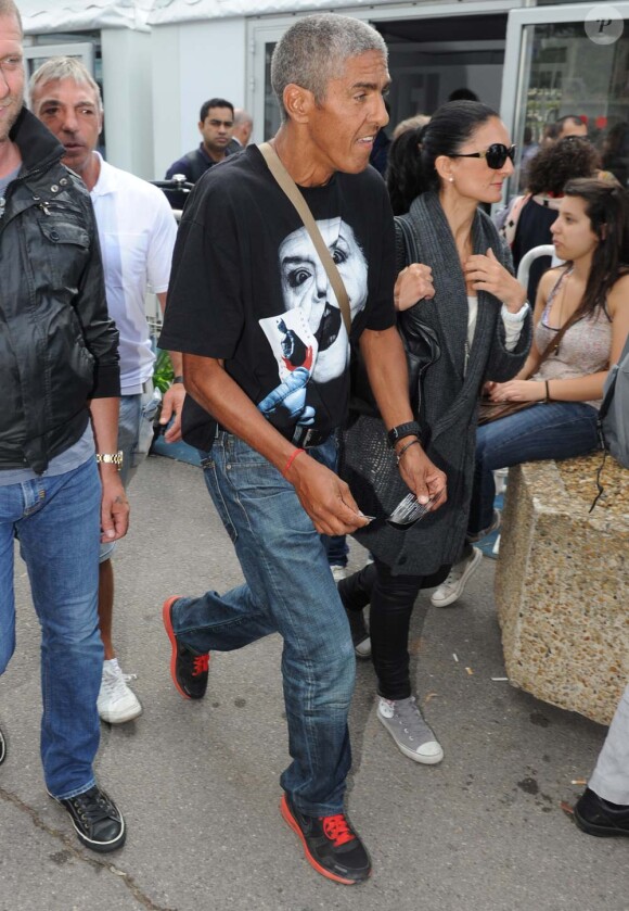 Samy Naceri dans les rues de Cannes, le 15 mai 2011.