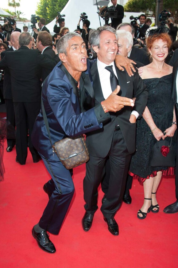 Samy Naceri monte les marches du festival de Cannes pour l'hommage à Jean-Paul Belmondo, ici avec Richard Anconina, le 17 mai 2011.