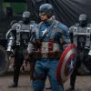 Captain America va débarquer au cinéma le 17 août sans faute avec sa belle combinaison bleue et son bouclier.