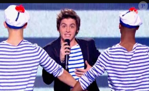 Florian Giustiniani se prend pour Julien Doré et chante Les Limites dans X Factor le 31 mai 2011 sur M6