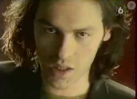 Alain Lubrano dans le clip de Si ça fait mal avec Françoise Hardy, en 1992.
