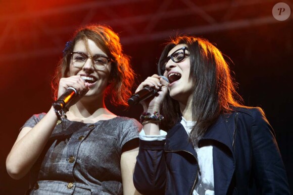 Leïla et Camélia Jordana au concert Nouvelle Star à Binche, en Belgique, le 13 septembre 2009.