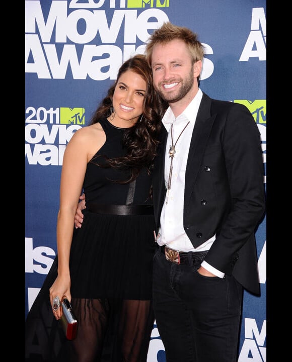 Nikki Reed et Paul McDonald en juin 2011 à Los Angeles posent lors des MTV Movies Awards