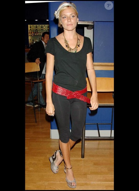 Sienna Miller a hesité entre la tenue de sport et l'habit de bohemienne. Elle aurait dû trancher. Vraiment.