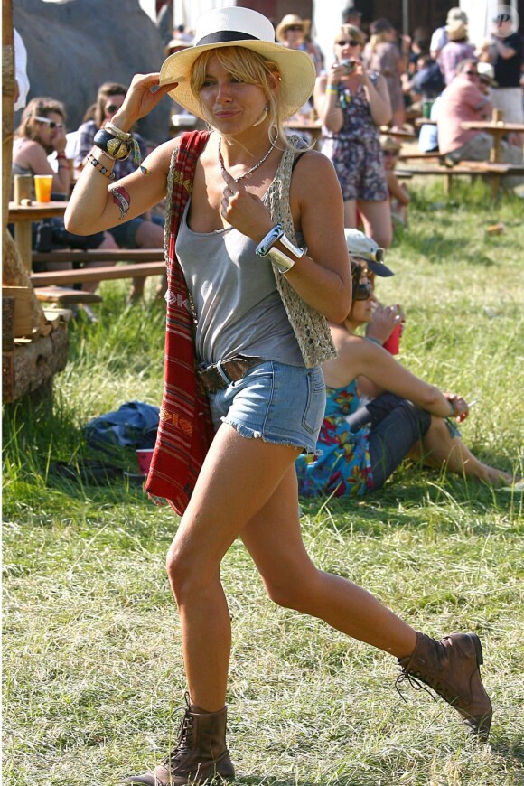 Sienna Miller en plein festival de look ! Pour écouter de la bonne musique, elle enfile la tenue parfaite : short en jean, chapeau de paille et chaussures plates. Un bon mix. 