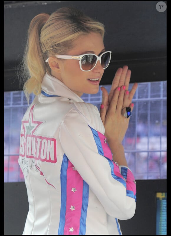 Paris Hilton assiste au Grand Prix Moto 125cc à Montmelo, en Espagne, dimanche 5 juin 2011.