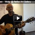 Moby en concert acoustique à la Reflex Gallery d'Amsterdam fin mai 2011. Un show au cours duquel il se fera électrocuter !