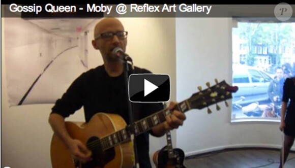 Fin mai 2011, Moby donnait un concert dans une galerie photo d'Amsterdam, la Reflex Gallery, pour promouvoir son album Destroyed et l'ouvrage photo du même nom.