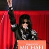 Michael Jackson annonce son retour sur scène pour This is it, à Londres, le 5 mars 2009. Il portait ce jour-là une perruque mise en vente les 25 et 26 juin 2011 à Los Angeles, par le maison Julien's Auctions.