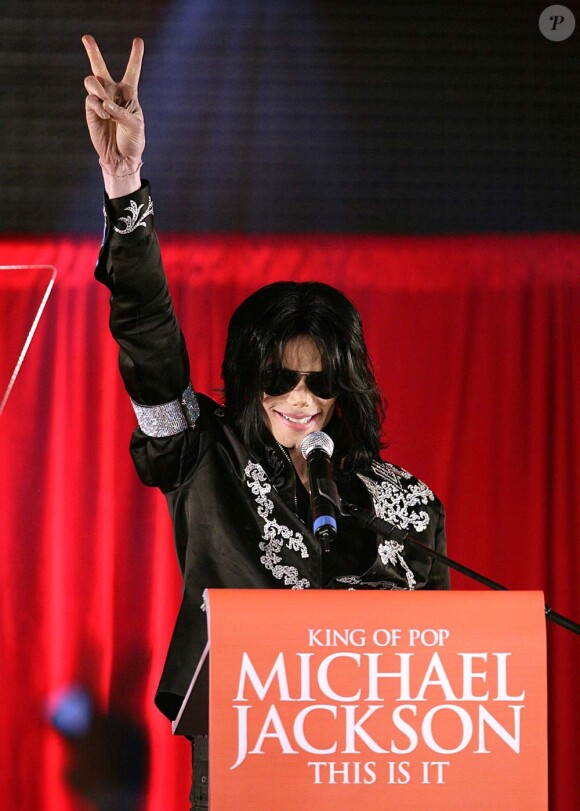 Michael Jackson annonce son retour sur scène pour This is it, à Londres, le 5 mars 2009. Il portait ce jour-là une perruque mise en vente les 25 et 26 juin 2011 à Los Angeles, par le maison Julien's Auctions.
