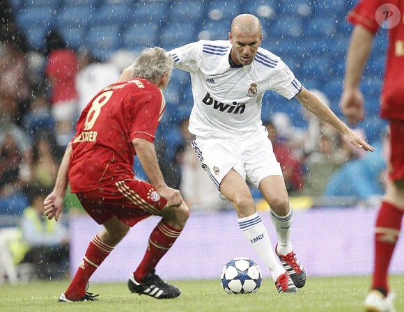 Les anciennes gloires du Real Madrid et du Bayern Munich disputaient dimanche 5 juin 2011 à San Bernabeu le Corazon Classic, un match caritatif au profit de All for Africa pour les écoles de sport en Afrique. Zinedine Zidane s'est montré particulièrement remuant.