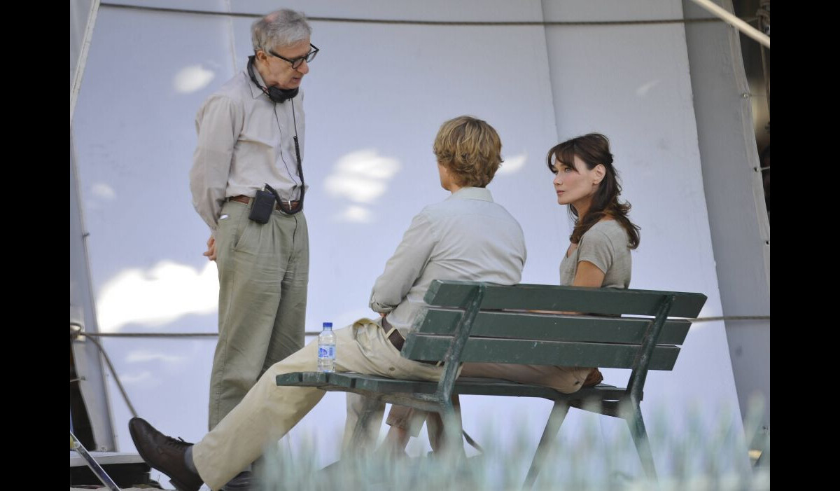 Photo : Woody Allen sur le tournage de Minuit à Paris, face à Owen ...