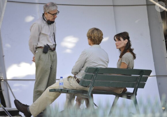Woody Allen sur le tournage de Minuit à Paris, face à Owen Wilson et Carla Bruni-Sarkozy