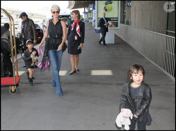 Laeticia Hallyday et ses filles Jade et Joy à l'aéroport de Roissy-Charles-de-Gaulle le 31 mai 2011