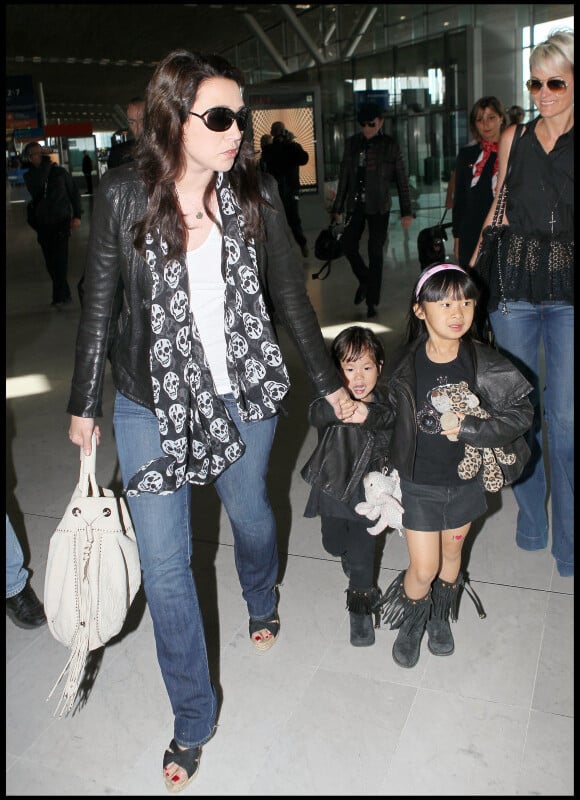 Laura Smet, en famille avec ses petites soeurs Jade et Joy à l'aéroport de Roissy-Charles-de-Gaulle le 31 mai 2011