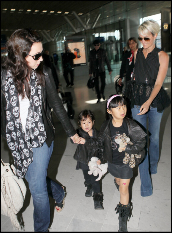 Laura Smet avec sa belle-mère Laeticia Hallyday, Jade et Joy à l'aéroport de Roissy-Charles-de-Gaulle le 31 mai 2011