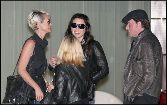 Complicité entre Laeticia Hallyday, Laura Smet et Johnny Hallyday à l'aéroport de Roissy-Charles-de-Gaulle le 31 mai 2011