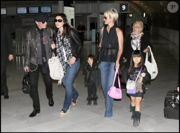 Johnny Hallyday, avec ses filles Laura Smet, Jade et Joy ainsi que sa femme Laeticia à l'aéroport de Roissy-Charles-de-Gaulle le 31 mai 2011