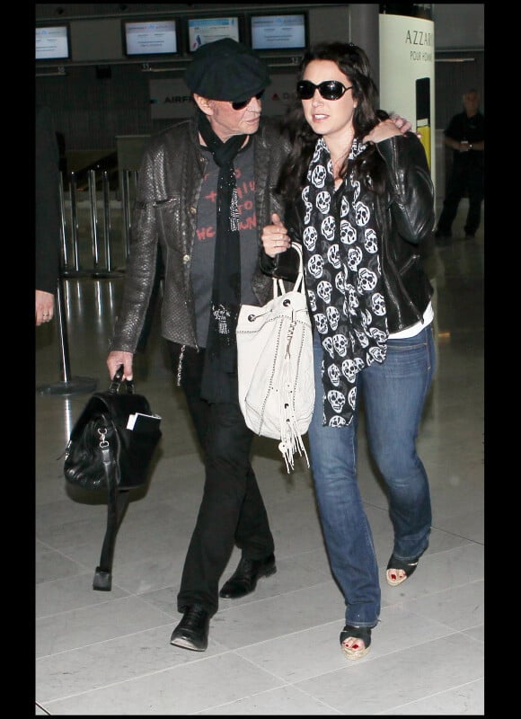Johnny Hallyday et Laura Smet à l'aéroport de Roissy-Charles-de-Gaulle le 31 mai 2011