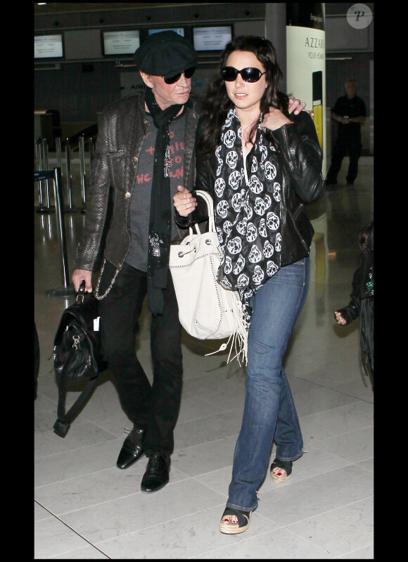 Johnny Hallyday et sa fille Laura Smet à l'aéroport de Roissy-Charles-de-Gaulle le 31 mai 2011