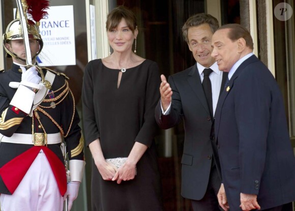Carla Bruni et Nicolas Sarkozy accueille Silvio Berlusconi au sommet du G8 à Deauville le 26 mai 2011.