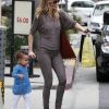 Ellen Pompeo, Chris Ivery et leur petite Stella à Los Angeles, le 4 juin 2011. Ils rentrent à leur domicile après avoir déjeuné à Beverly Hills.