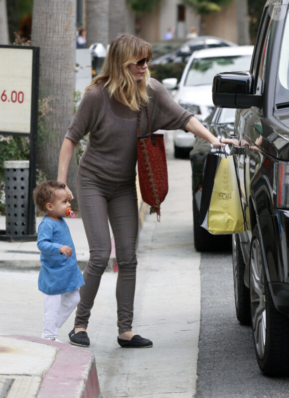 Ellen Pompeo, Chris Ivery et leur petite Stella à Los Angeles, le 4 juin 2011. Ils rentrent à leur domicile après avoir déjeuné à Beverly Hills.