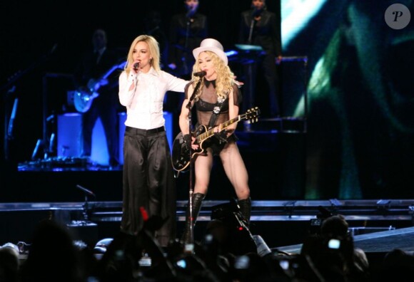 Britney Spears rejoint Madonna sur scène à Los Angeles, en novembre 2008.