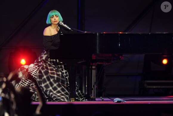 Lady Gaga se produit au Circus Maximus à Rome (Italie), à l'occasion de l'Europride, marche des fiertés homosexuelles, bi, lesbiennes et transgenres.