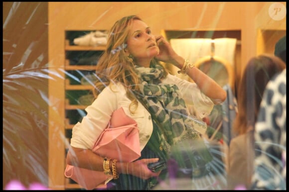 Elle Macpherson en pleine séance shopping à Miami avec une amie. Juin 2011