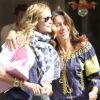 Elle Macpherson et une amie font du shopping à Miami avec une amie. Juin 2011