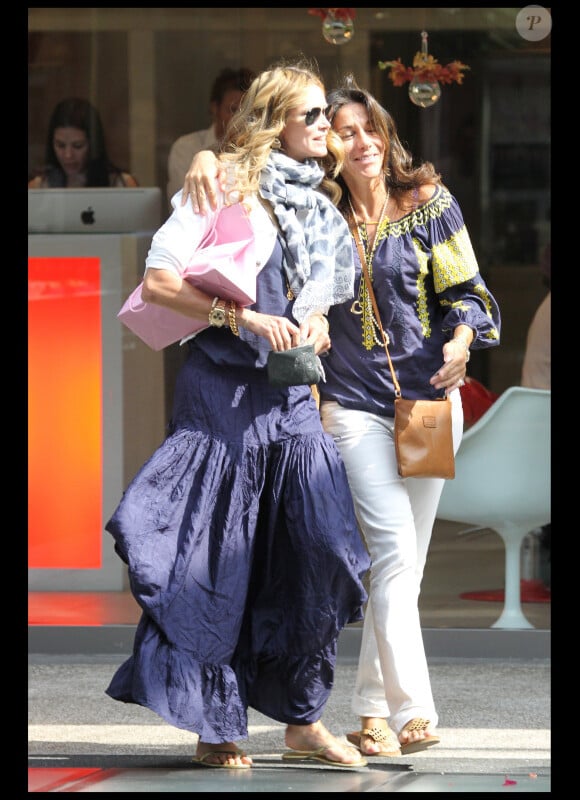 Elle Macpherson et une amie font du shopping à Miami avec une amie. Juin 2011