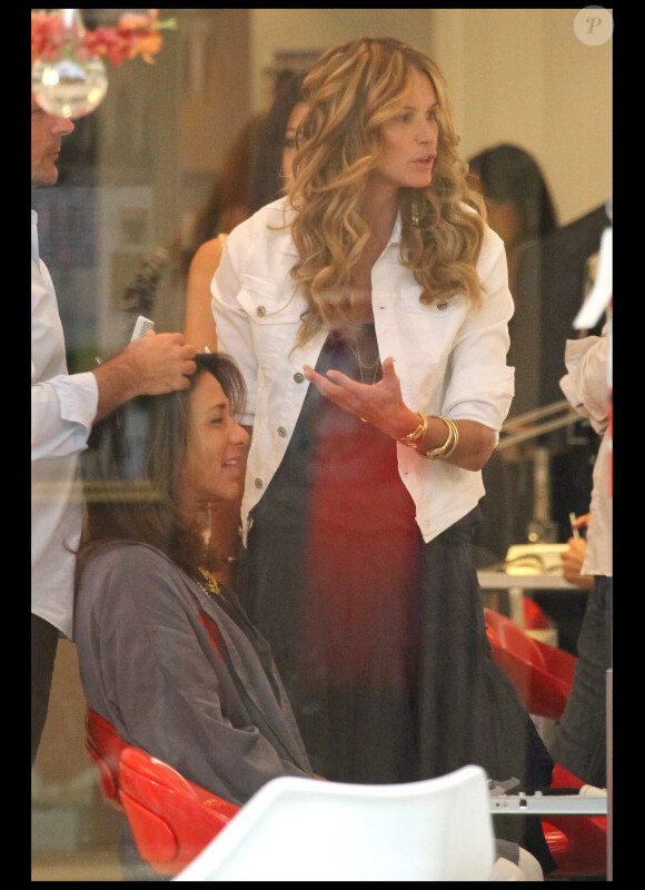 Elle Macpherson et une amie font du shopping à Miami avec une amie. Juin 2011