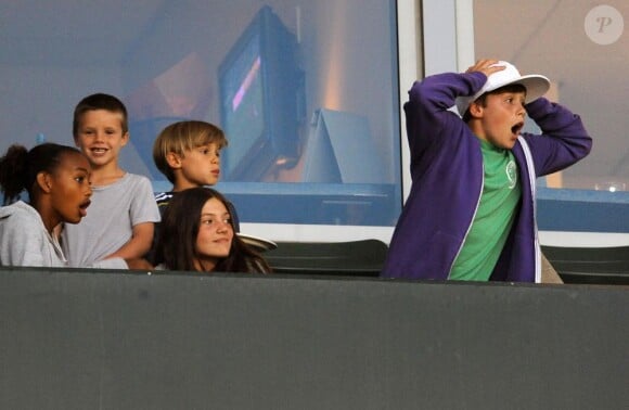Oh ! Les enfants de David Beckham vibrent pour leur père durant une rencontre de MLS, le 11 juin 2011