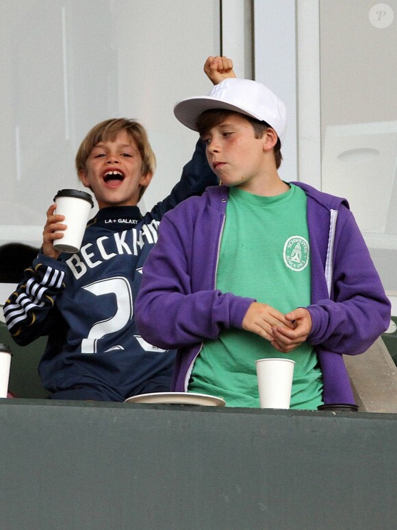 Les enfants de David Beckham exultent pour le L.A. Galaxy et pour leur père durant une rencontre de MLS, le 11 juin 2011