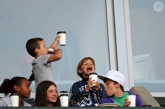 Les enfants de David Beckham vibrent pour leur père durant une rencontre de MLS, le 11 juin 2011