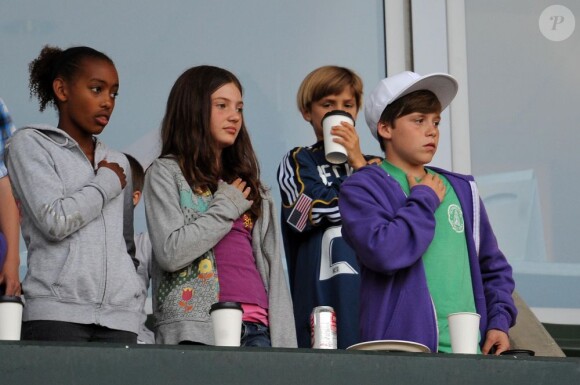 Les enfants de David Beckham et leurs amis vibrent pour leur père durant une rencontre de MLS, le 11 juin 2011
