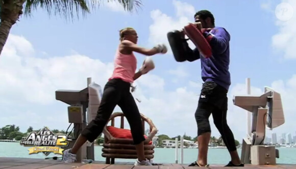 Julie découvre la boxe dans Les Anges de la télé-réalité : Miami Dreams le 14 juin 2011 sur NRJ 12