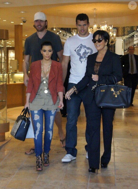 Kim Kardashian et son fiancé Kris Humphries dans les rues de Beverly Hills le 13 juin 2011