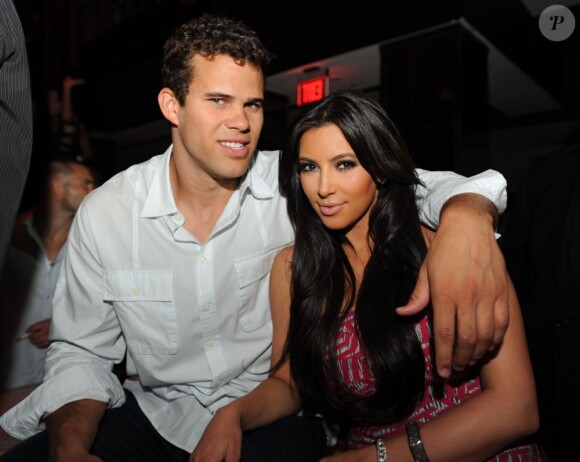 Kim Kardashian en soirée avec son fiancé Kries Humphries à Miami le 13 mai 2011