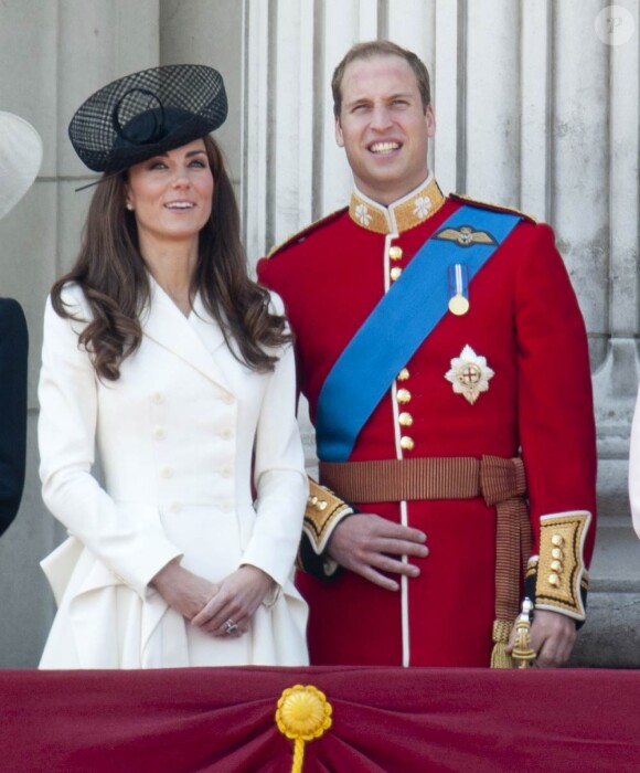 Exemplaire côté look, comme ce 11 juin 2011 pour une nouvelle apparition au balcon de Buckingham, Catherine, duchesse de Cambridge, ne veut pas des services d'une habilleuse et soignera elle-même son look lors de sa première sortie internationale, en Amérique du Nord fin juin début juillet.